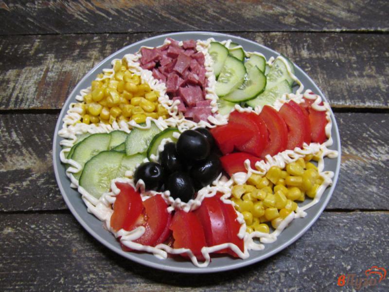 Фото приготовление рецепта: Овощной салат с колбасой за 10 минут шаг №3