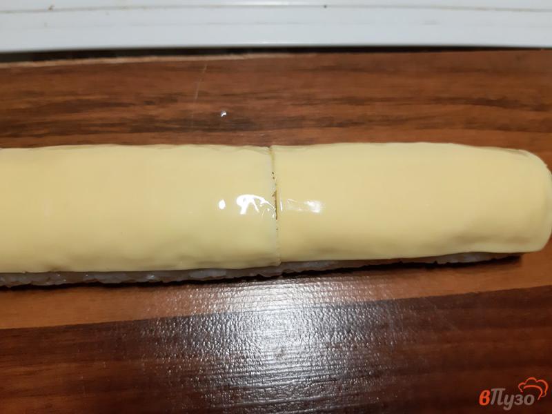 Фото приготовление рецепта: Роллы с сыром и красной икрой шаг №9