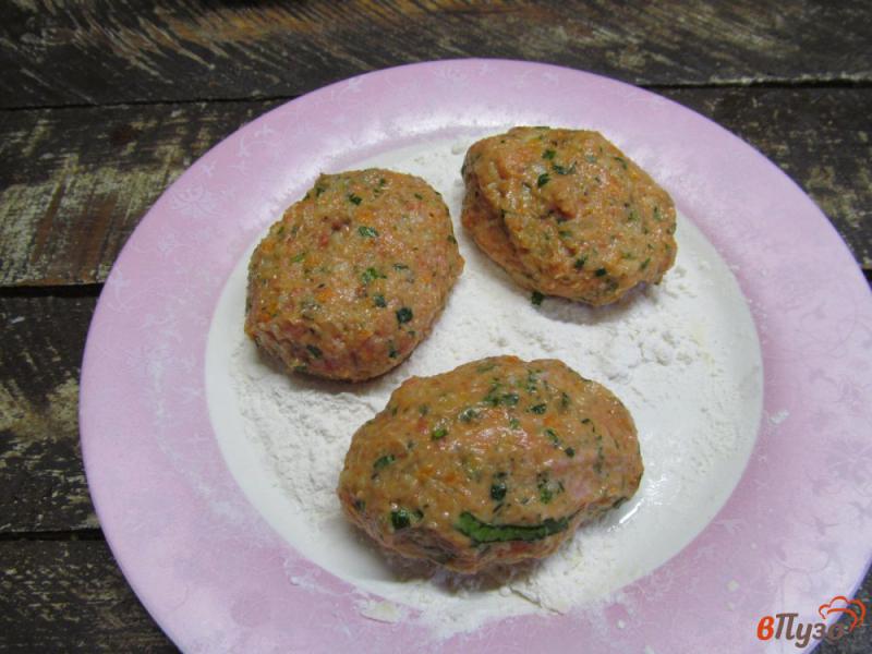 Фото приготовление рецепта: Котлеты из мяса с булгуром и тушеными овощами шаг №10
