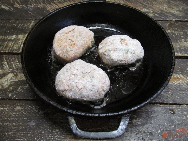 Фото приготовление рецепта: Котлеты из мяса с булгуром и тушеными овощами шаг №11