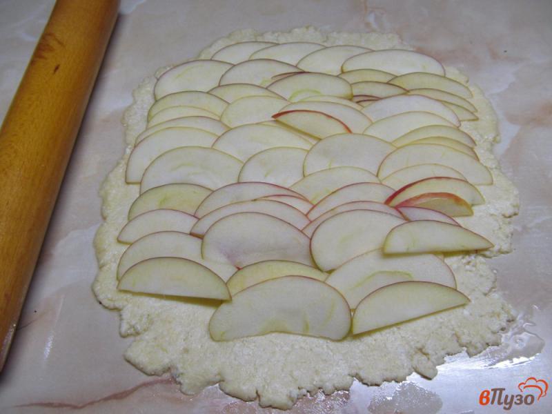 Фото приготовление рецепта: Творожный рулет с яблочной начинкой шаг №5