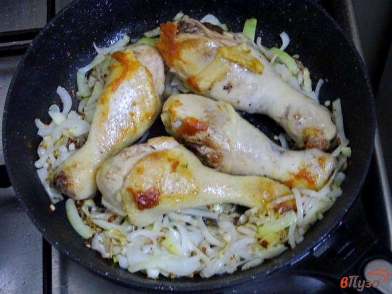 Фото приготовление рецепта: Куриные голени в сливочном соусе шаг №4