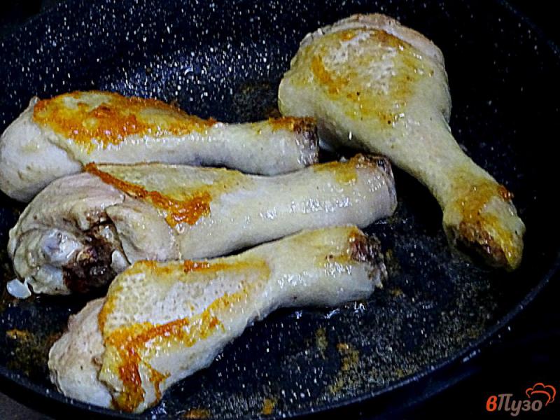 Фото приготовление рецепта: Куриные голени в сливочном соусе шаг №3