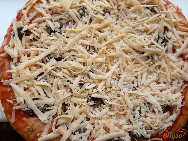 Фото приготовление рецепта: Пицца с грибами шаг №4