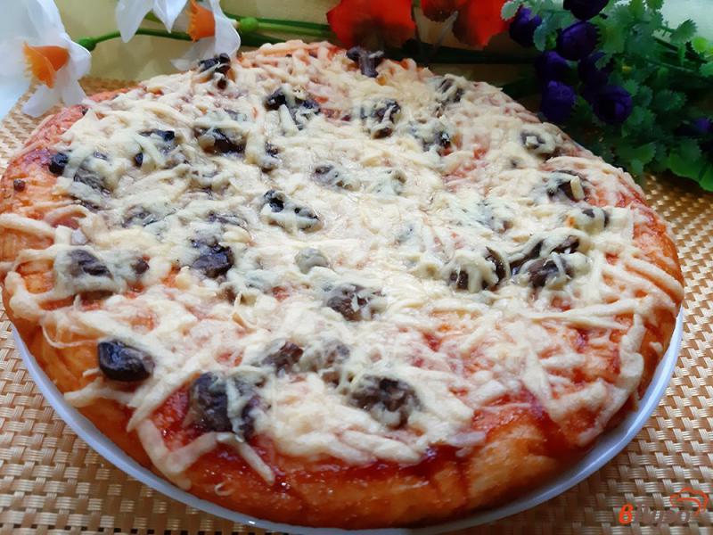 Фото приготовление рецепта: Пицца с грибами шаг №6