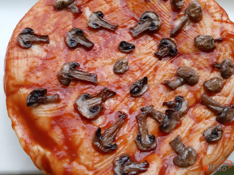 Фото приготовление рецепта: Пицца с грибами шаг №3