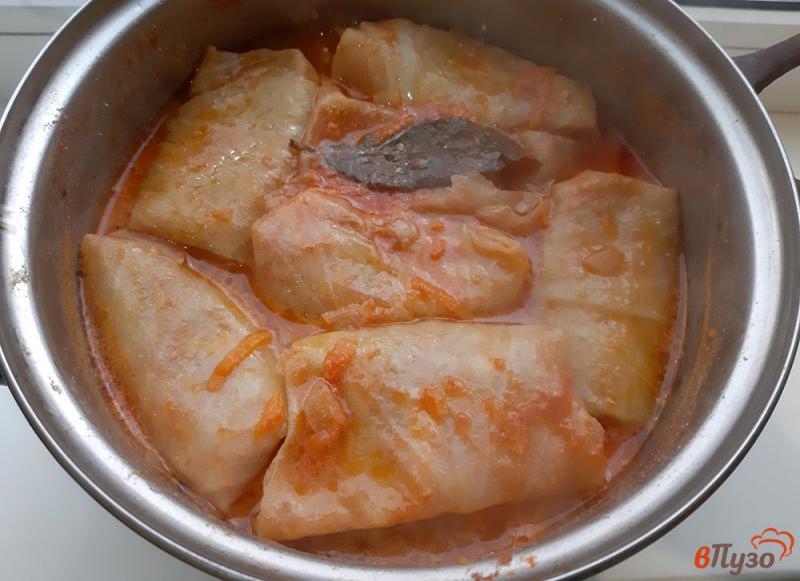 Фото приготовление рецепта: Голубцы с фаршем в овощном соусе шаг №15