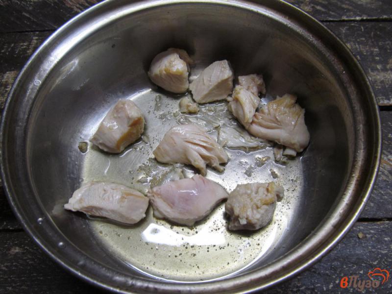 Фото приготовление рецепта: Куриная грудка с овощами и макаронами шаг №2