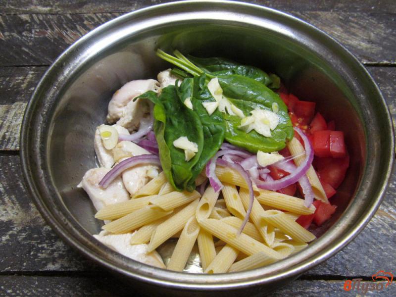 Фото приготовление рецепта: Куриная грудка с овощами и макаронами шаг №4