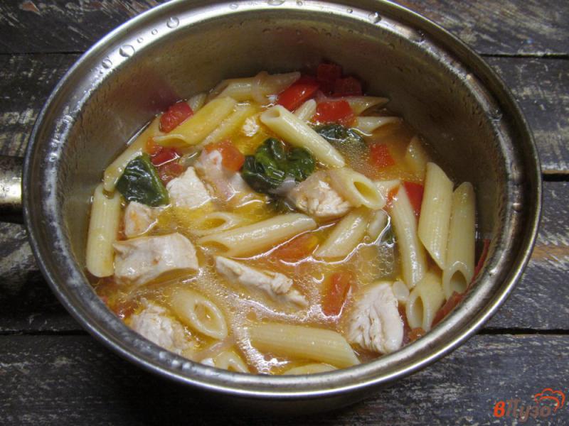Фото приготовление рецепта: Куриная грудка с овощами и макаронами шаг №6