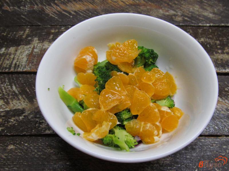 Фото приготовление рецепта: Салат из брокколи с мандарином шаг №4