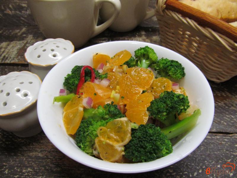 Фото приготовление рецепта: Салат из брокколи с мандарином шаг №7