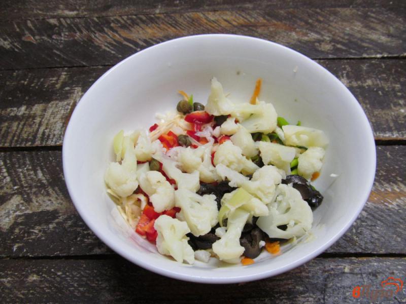 Фото приготовление рецепта: Оливковый салат с цветной капустой шаг №4