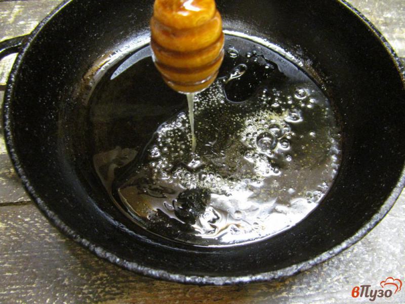 Фото приготовление рецепта: Запеченный камамбер с глазированной медом хурмой шаг №3