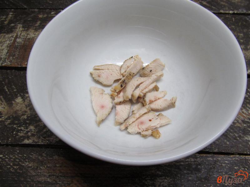Фото приготовление рецепта: Салат грибной с курицей и сыром шаг №2