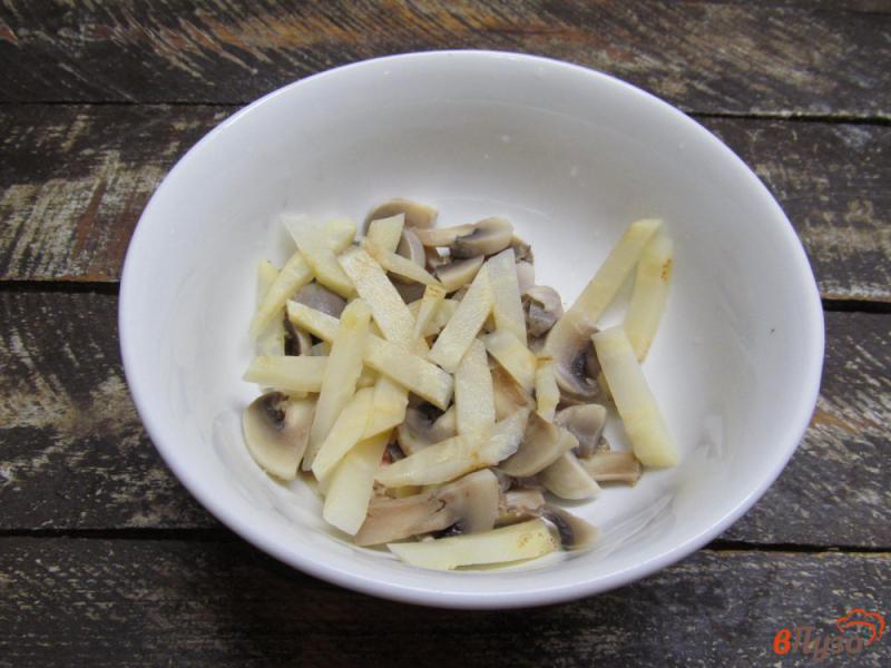 Фото приготовление рецепта: Салат грибной с курицей и сыром шаг №5