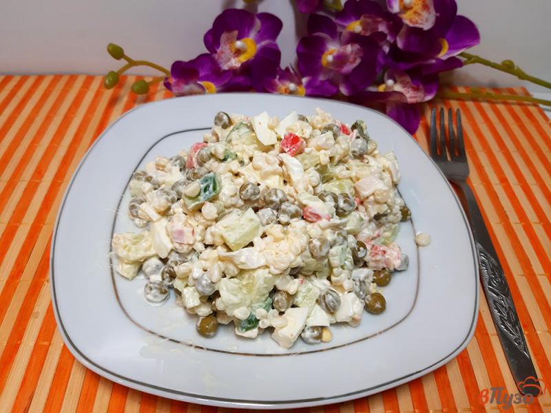 Фото приготовление рецепта: Крабовый салат с кус кусом шаг №7