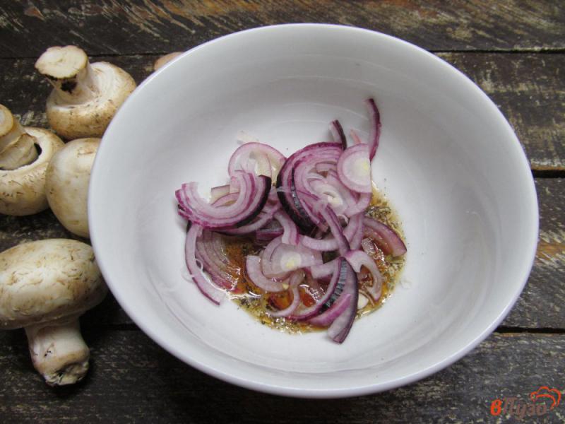 Фото приготовление рецепта: Салат из свежих шампиньонов с луком шаг №2