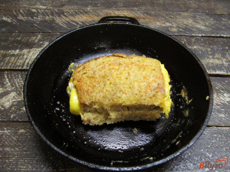 Фото приготовление рецепта: Горячий бутерброд с омлетом и колбасой шаг №7