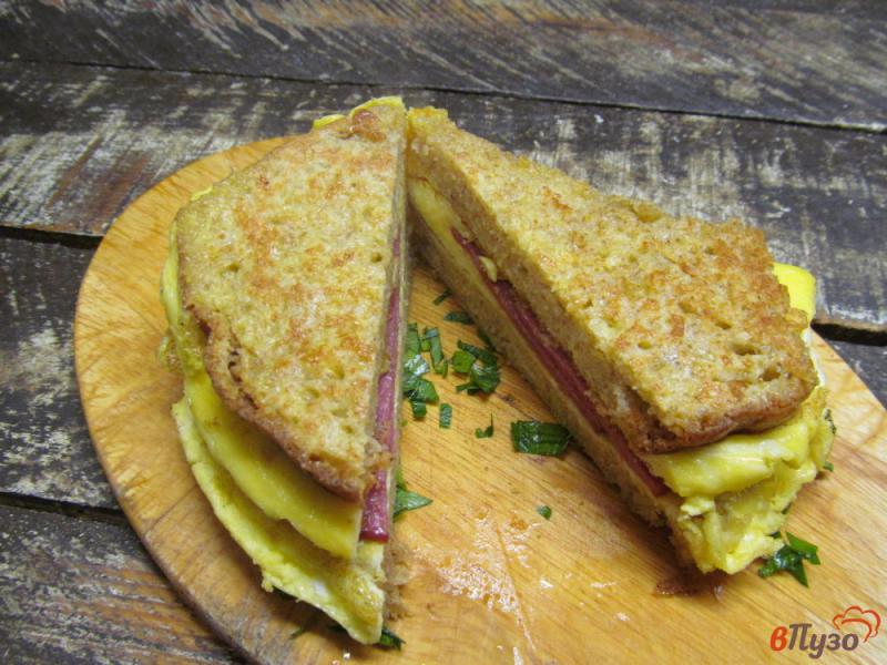Фото приготовление рецепта: Горячий бутерброд с омлетом и колбасой шаг №8