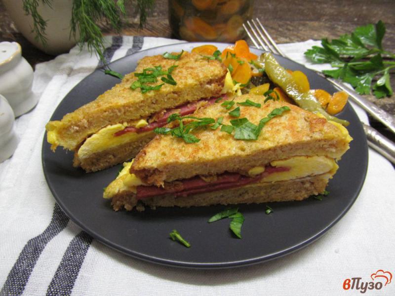 Фото приготовление рецепта: Горячий бутерброд с омлетом и колбасой шаг №9