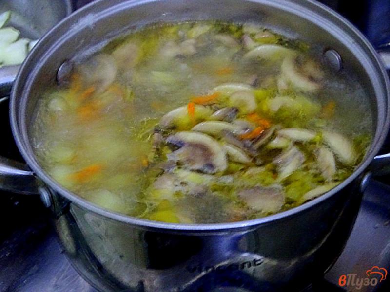 Фото приготовление рецепта: Грибной суп с вермишелью шаг №7