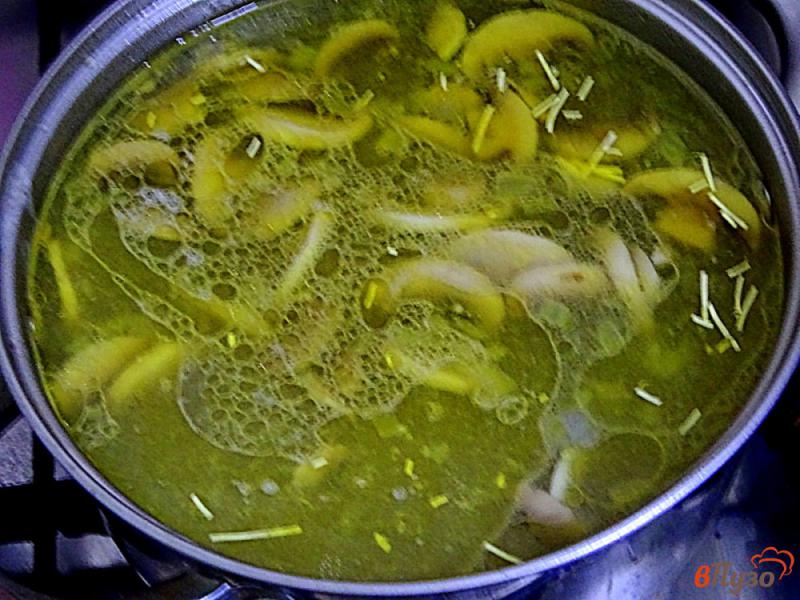 Фото приготовление рецепта: Грибной суп с вермишелью шаг №8