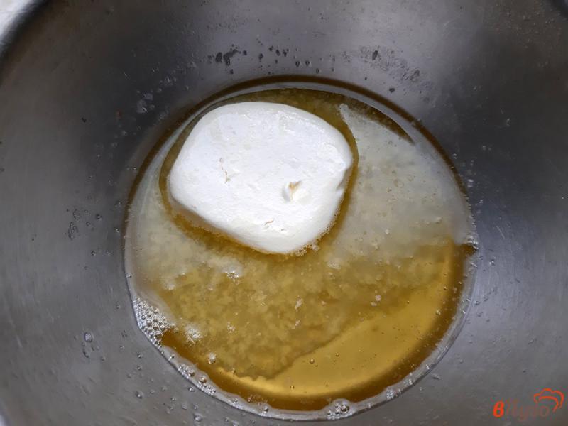Фото приготовление рецепта: Кексы на кефире с кокосовой стружкой шаг №4