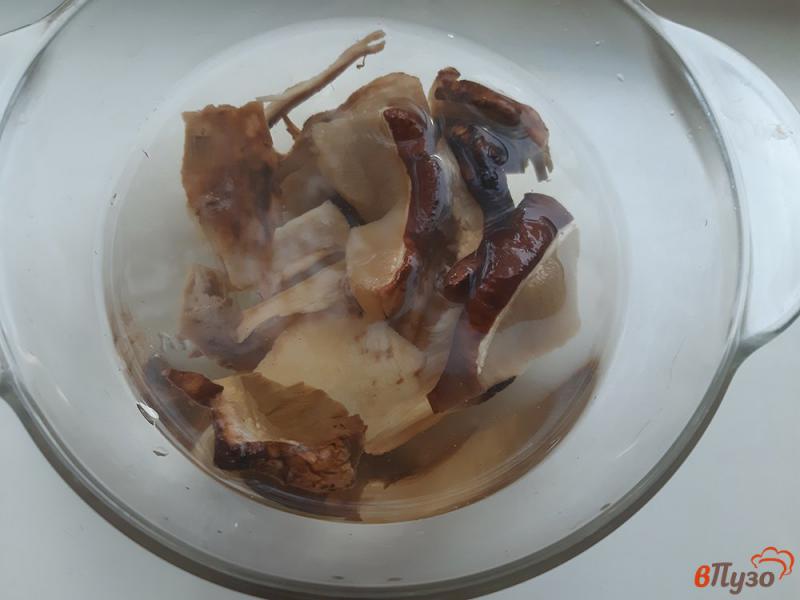 Фото приготовление рецепта: Суп из сушеных белых грибов в мультиварке шаг №2
