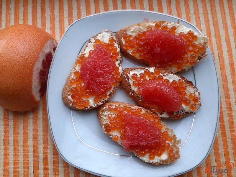 Фото приготовление рецепта: Тосты с икрой и грейпфрутом шаг №6
