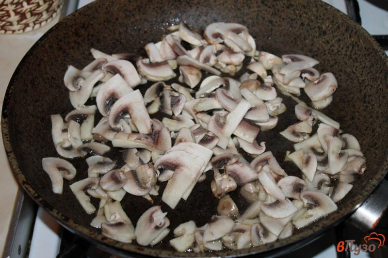 Фото приготовление рецепта: Горячая закуска из грибов со шпинатом под сырной корочкой шаг №3