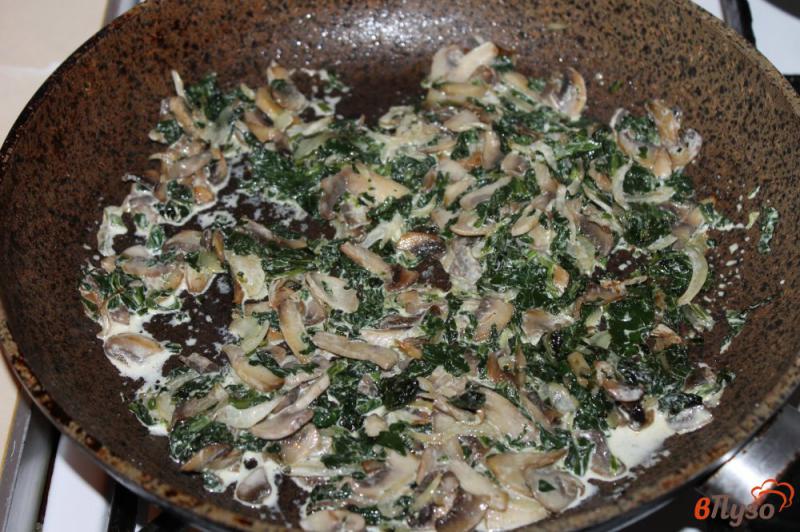 Фото приготовление рецепта: Горячая закуска из грибов со шпинатом под сырной корочкой шаг №5