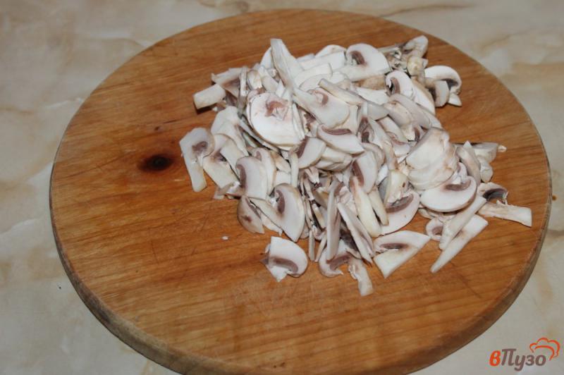Фото приготовление рецепта: Горячая закуска из грибов со шпинатом под сырной корочкой шаг №1