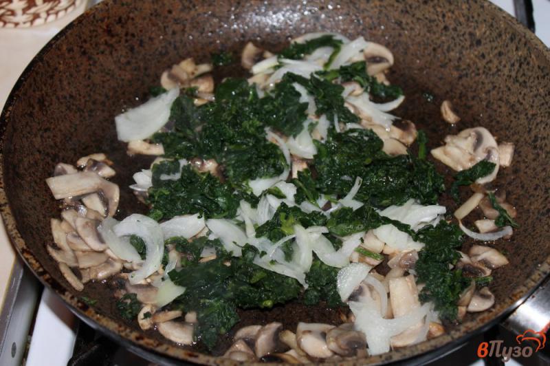 Фото приготовление рецепта: Горячая закуска из грибов со шпинатом под сырной корочкой шаг №4