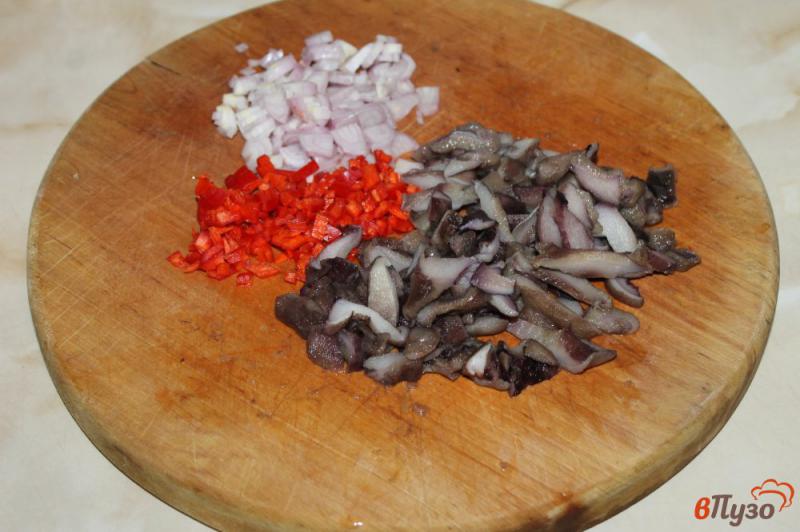 Фото приготовление рецепта: Булгур с перцем и грибами шаг №1