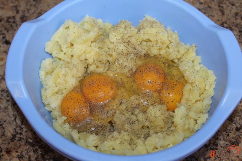 Фото приготовление рецепта: Картофельные зразы со свининой и морковью шаг №3