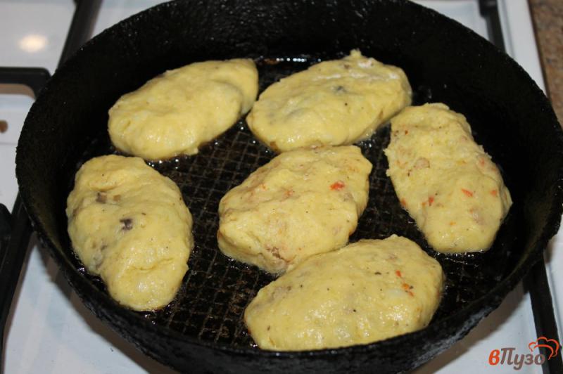 Фото приготовление рецепта: Картофельные зразы со свининой и морковью шаг №8