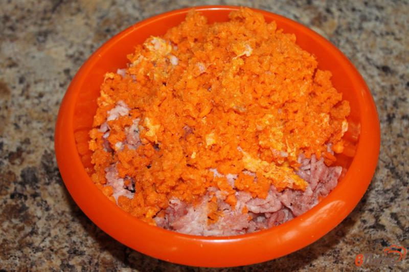 Фото приготовление рецепта: Картофельные зразы со свининой и морковью шаг №5