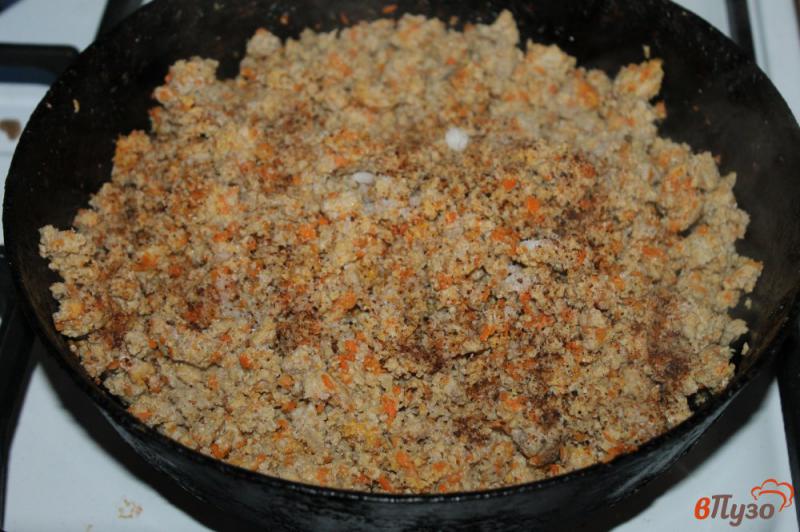 Фото приготовление рецепта: Картофельные зразы со свининой и морковью шаг №6