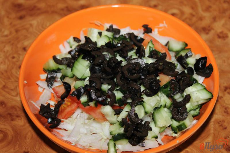 Фото приготовление рецепта: Салат из пекинской капусты с маслинами шаг №4