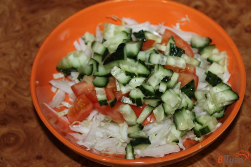 Фото приготовление рецепта: Салат из пекинской капусты с маслинами шаг №3