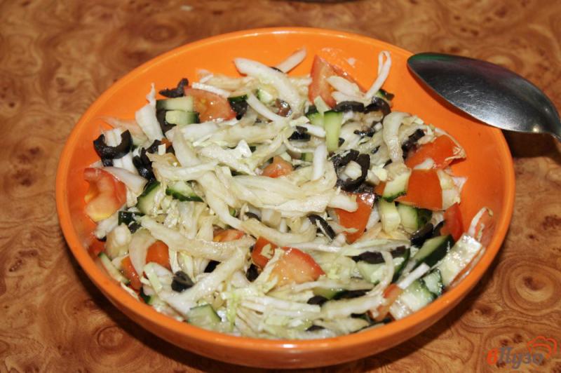 Фото приготовление рецепта: Салат из пекинской капусты с маслинами шаг №5