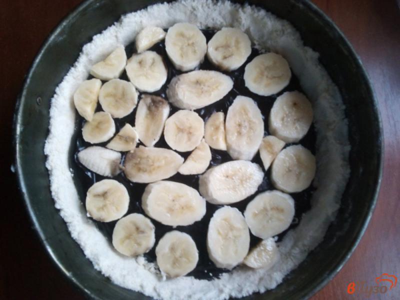 Фото приготовление рецепта: Песочный пирог с бананом и шоколадной начинкой шаг №5