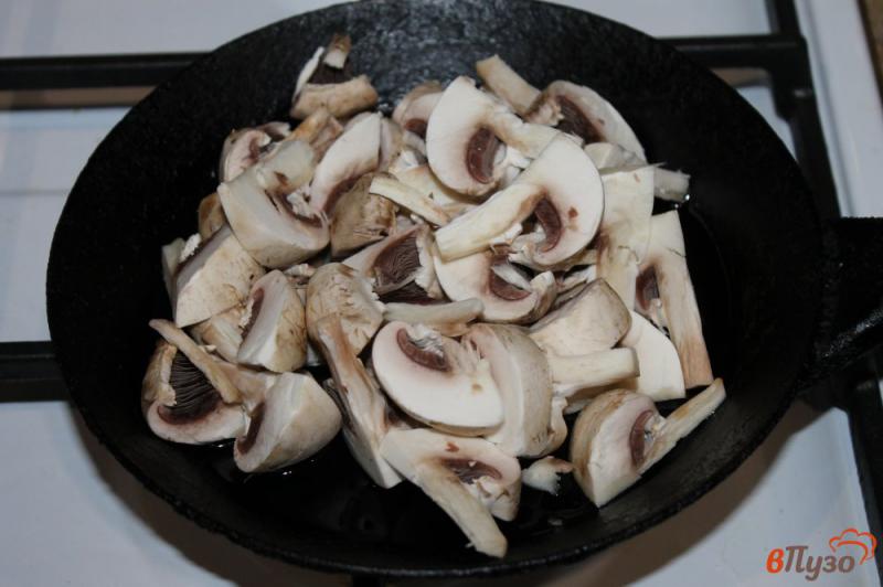 Фото приготовление рецепта: Салат из жареных грибов, помидоров и рукколы шаг №1