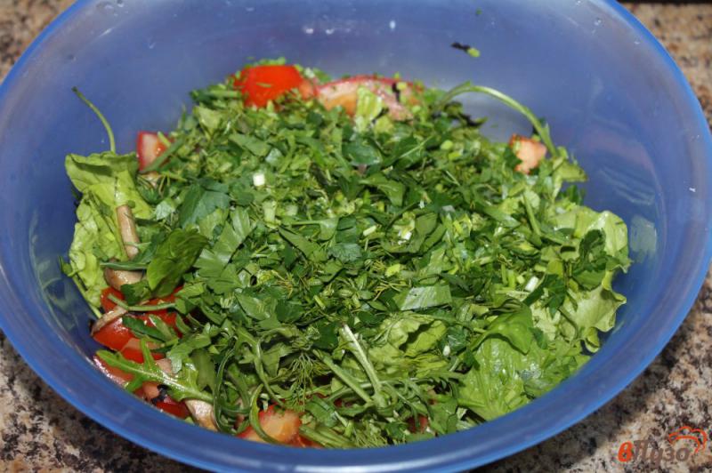 Фото приготовление рецепта: Салат из жареных грибов, помидоров и рукколы шаг №5