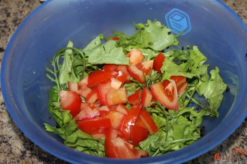 Фото приготовление рецепта: Салат из жареных грибов, помидоров и рукколы шаг №3