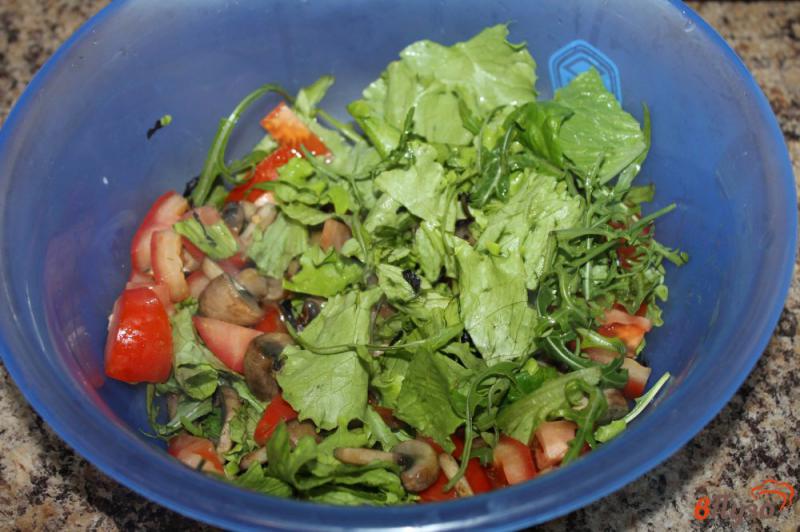 Фото приготовление рецепта: Салат из жареных грибов, помидоров и рукколы шаг №4