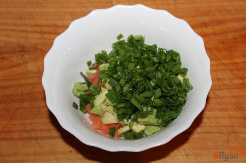 Фото приготовление рецепта: Брускетта с красной рыбой, авокадо и зеленым луком шаг №3