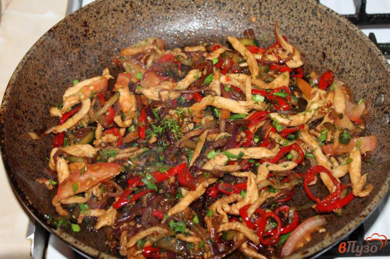 Фото приготовление рецепта: Куриное мясо с овощами в лаваше шаг №5