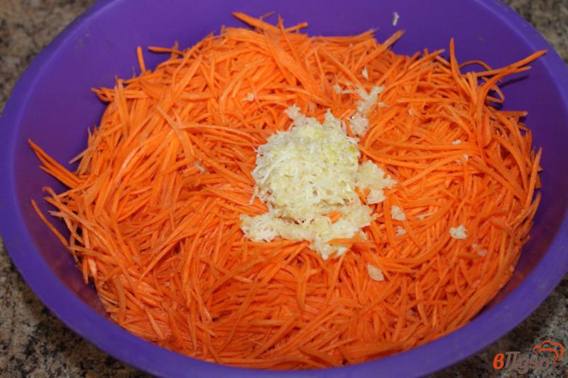 Фото приготовление рецепта: Острая и чесночная морковь по - корейски шаг №2